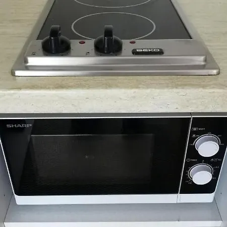 The Golden Waves - Family In Apartman