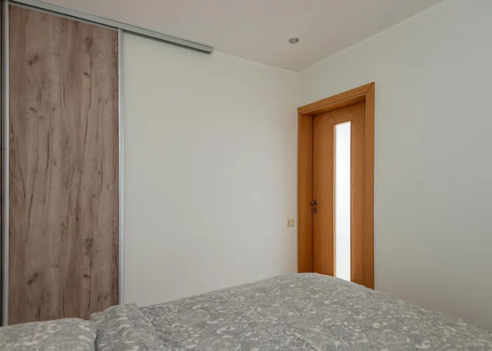 The Golden Waves - Family In Apartament *